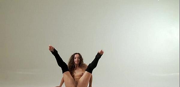  Flexible curly haired beauty Ursula Fe